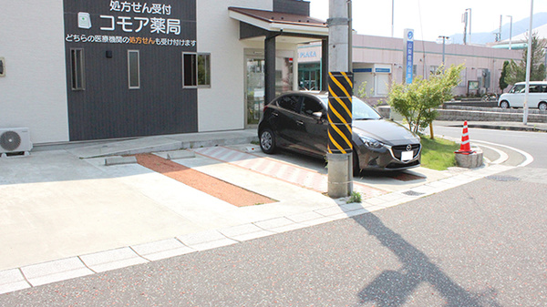 コモア薬局の駐車場