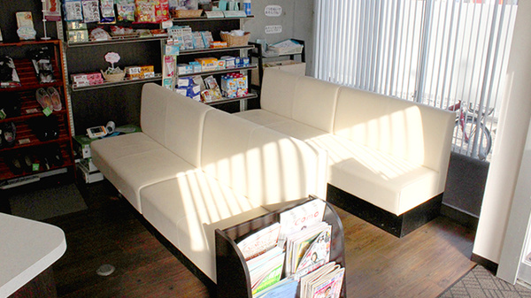 アーク調剤薬局　塩山店の待合スペース