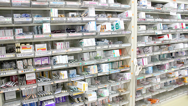 アーク調剤薬局　塩山店の薬棚