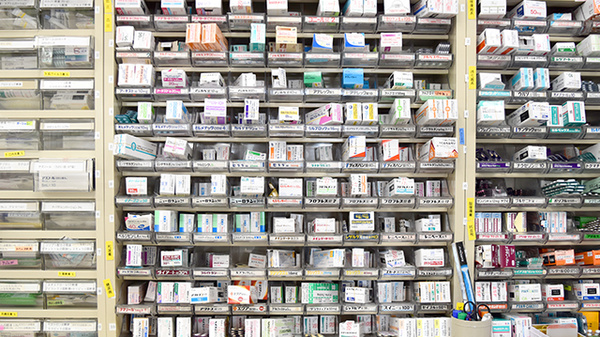 四つ葉薬局　勝沼店の薬棚