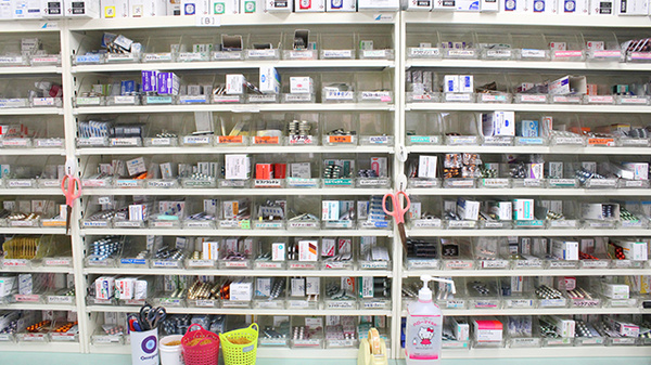 四つ葉薬局　塩山店の薬棚