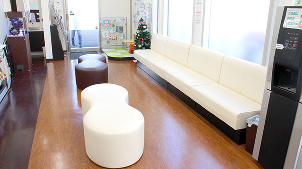 アーク調剤薬局　塩山中央店の待合スペース