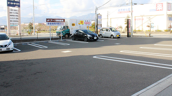 アーク調剤薬局　塩山中央店の駐車場