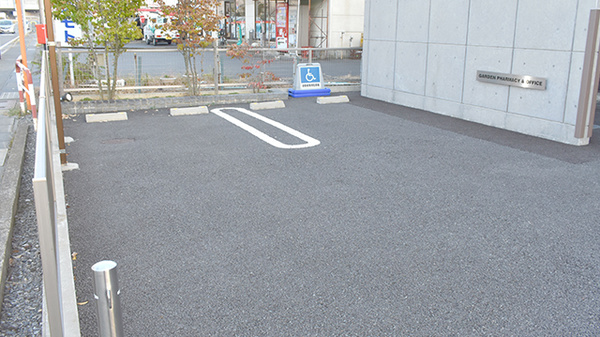 ガーデン薬局の駐車場