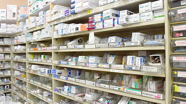 アーク調剤薬局　長野柳原店の薬棚
