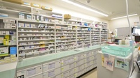 由比ヶ浜薬局の薬棚