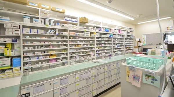 由比ヶ浜薬局の薬棚