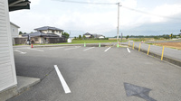 新村薬局の駐車場