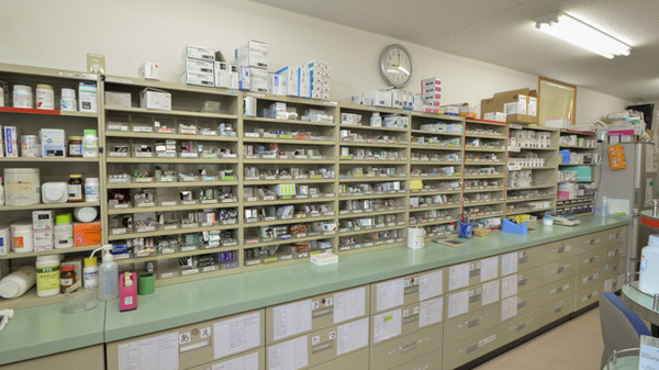 つばめ薬局の薬棚