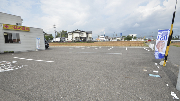 つばめ薬局の駐車場