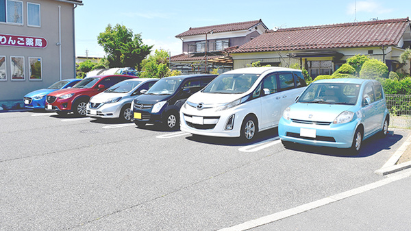 りんご薬局の駐車場
