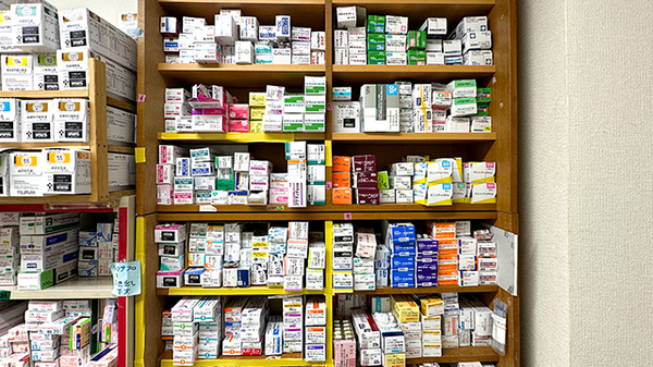勉強堂薬局の薬棚