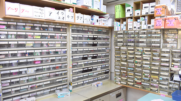 しらかばのみち薬局の薬棚