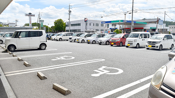 コウズケヤ薬局東御の駐車場