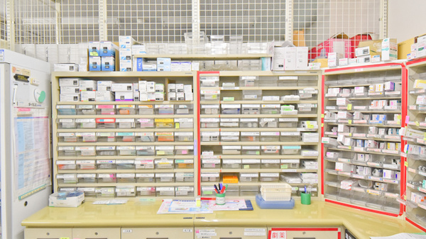 伊北ハヤシ薬局の薬棚