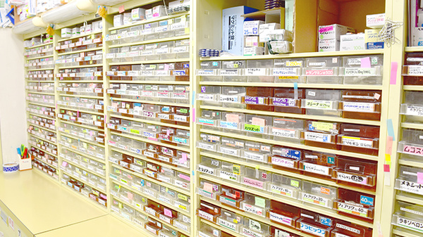 ささき薬局の薬棚