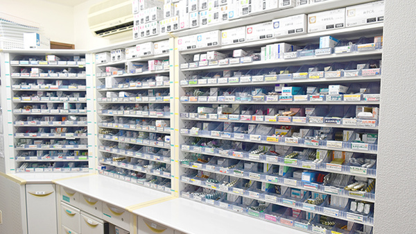 大桑はなの木薬局の薬棚