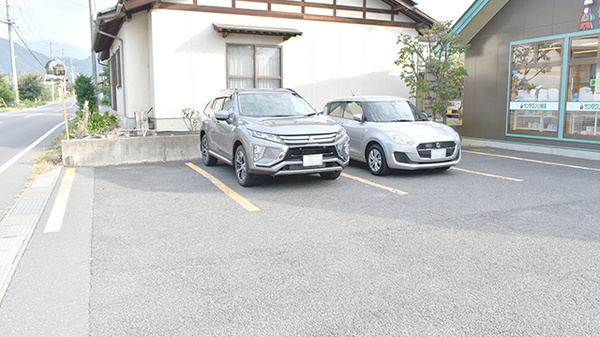 サンタグリーン薬局の駐車場