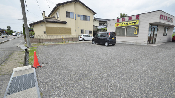 豊科薬局の駐車場