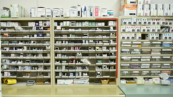 平成調剤薬局福光店の薬棚