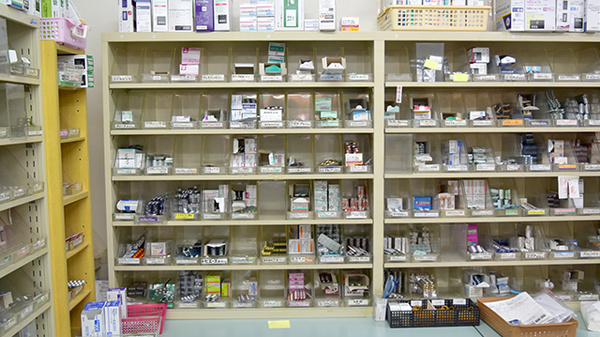 平成調剤薬局太郎丸店の薬棚