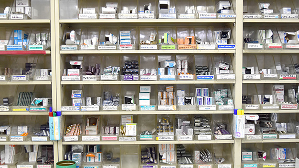 たんぽぽ薬局　西改田店の薬棚