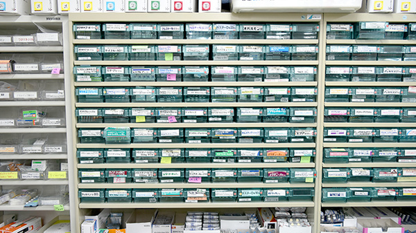 平成調剤薬局川部店の薬棚