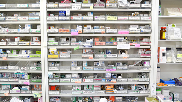 平成調剤薬局八代店の薬棚