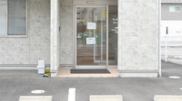 やしの実薬局の入口