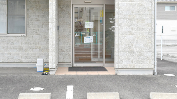 やしの実薬局の入口