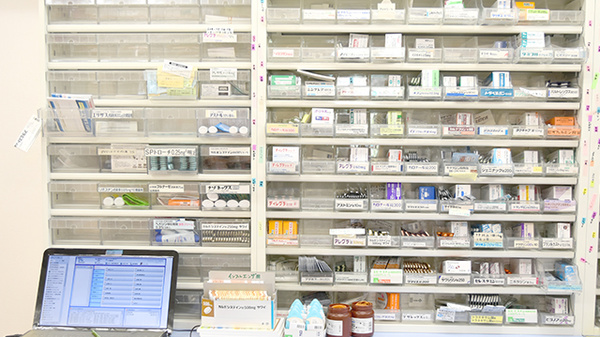 やしの実薬局の薬棚