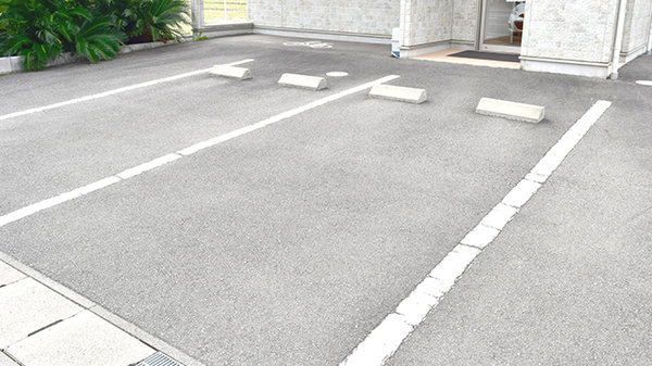 やしの実薬局の駐車場