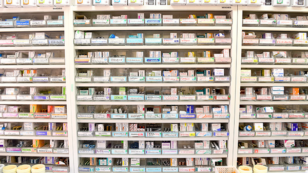 平成調剤薬局日野店の薬棚
