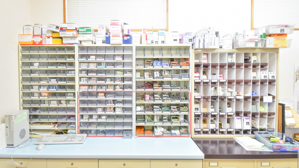 リリーフ薬局　芥見店の薬棚