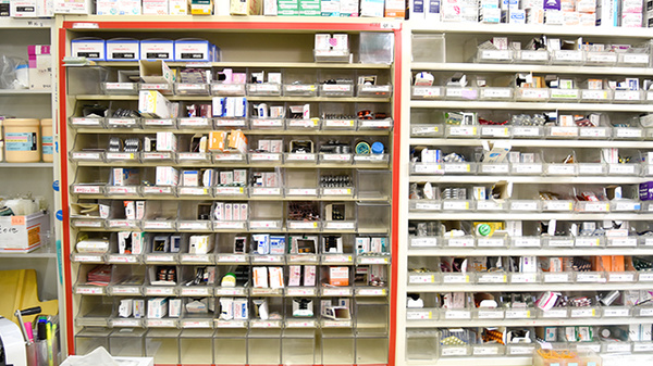 平成調剤薬局茜部店の薬棚