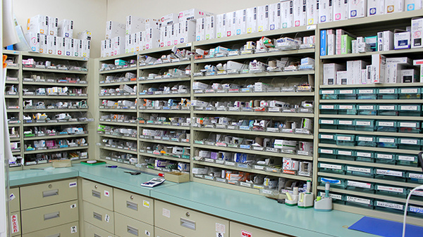 平成調剤薬局東長良店の薬棚