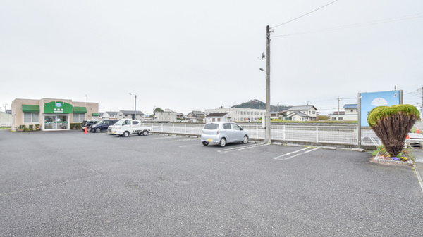 海薬局の駐車場