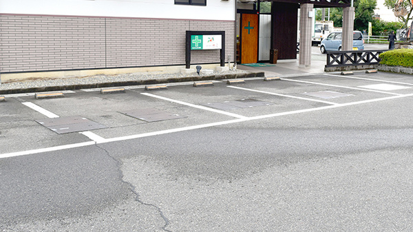 赤い実調剤薬局の駐車場