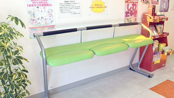 しょうなん調剤薬局山県店の待合スペース