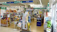 山中薬局西友滝呂店の入口