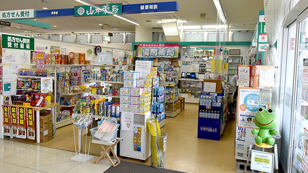 山中薬局西友滝呂店の入口