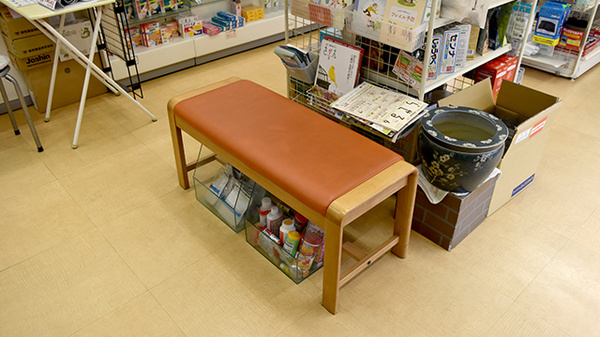 山中薬局西友滝呂店の待合スペース