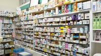 山中薬局西友滝呂店の薬棚