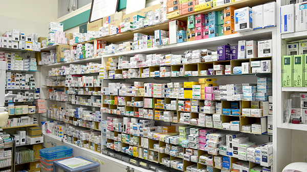山中薬局西友滝呂店の薬棚