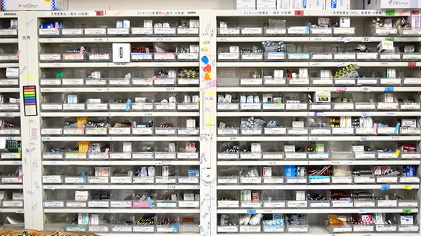 貴船薬局広小路店の薬棚