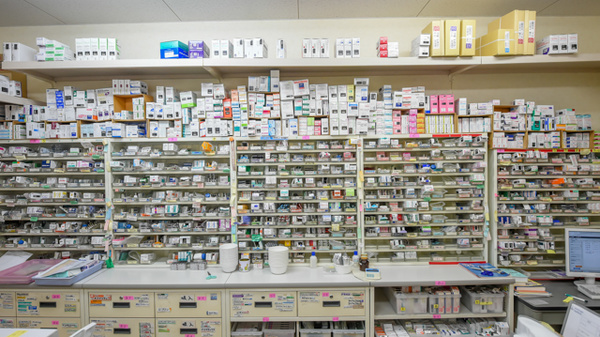 スマイル薬局田島店の薬棚
