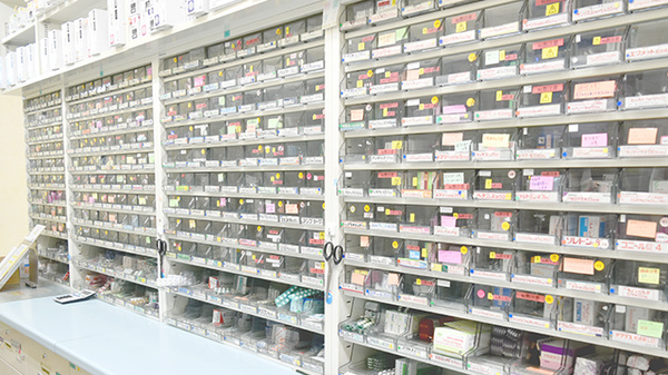 はなの木薬局の薬棚