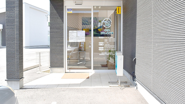 やさかはなの木薬局の入口