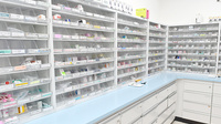 やさかはなの木薬局の薬棚