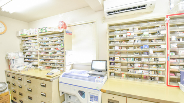 上河津薬局の薬棚
